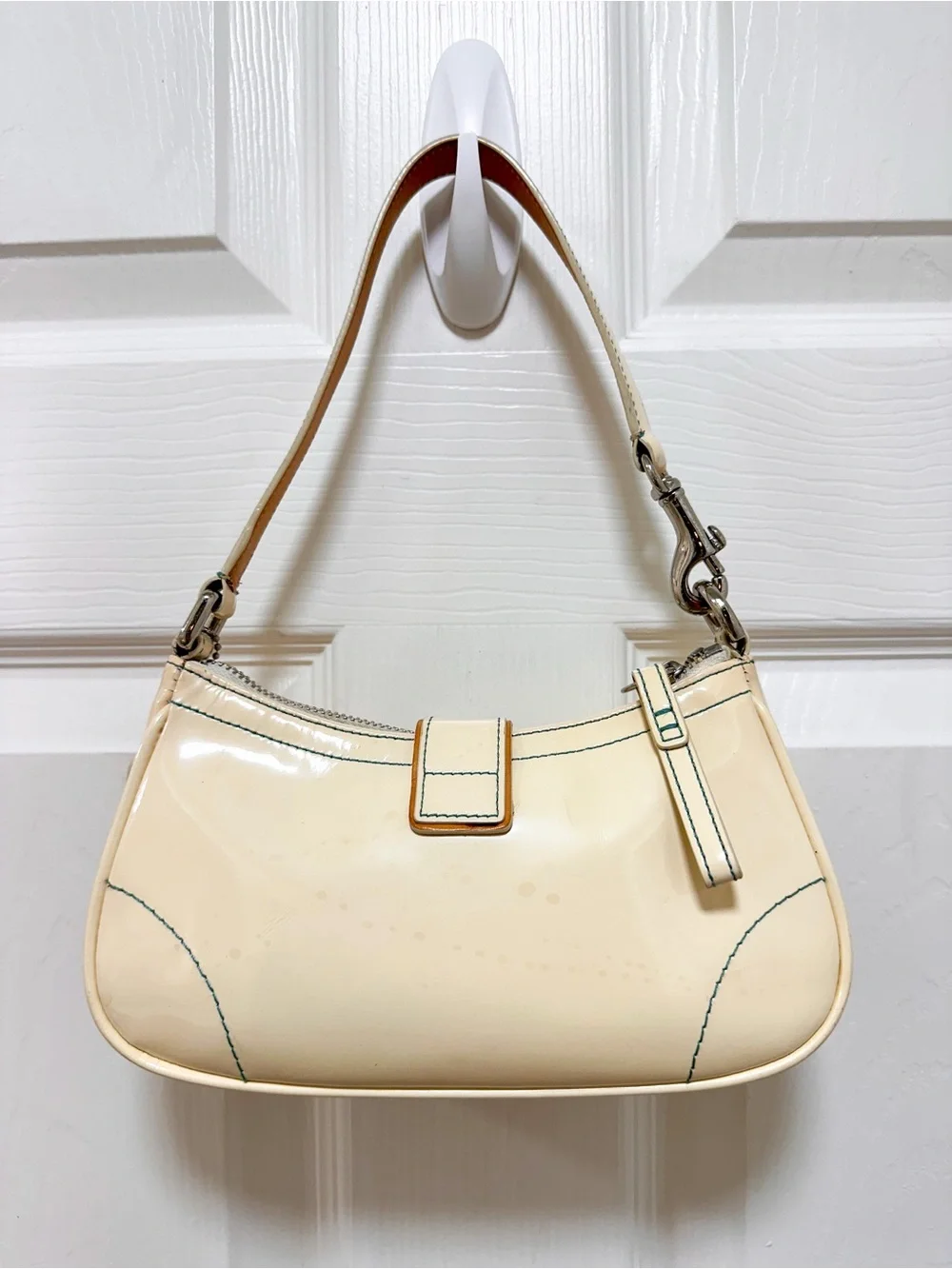 Coach Soho Patent Buckle Flap Shoulder Bag Ivory Patent Leather Vintage Y2K